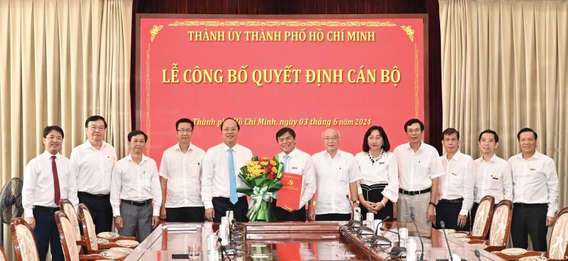 Phó Bí thư Thường trực Thành ủy TPHCM Nguyễn Hồ Hải trao quyết định của Ban Thường vụ Thành ủy TPHCM về điều động, bổ nhiệm đồng chí Tăng Hữu Phong. Ảnh: VIỆT DŨNG