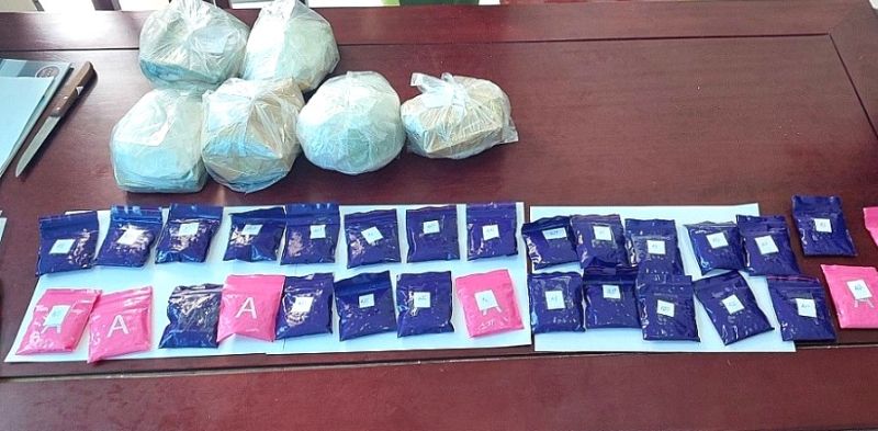 Bắt giữ đối tượng vận chuyển 6 bánh heroin và 6.000 viên ma túy