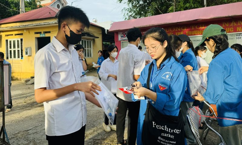 Tại Hội đồng thi Trường THPT Lục Nam, thanh niên tình nguyện giúp học sinh kiểm tra giấy tờ, dụng cụ và vật dụng được phép mang vào phòng thi ngay từ khu vực cổng.