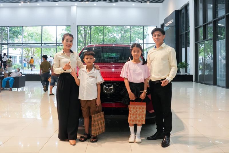 Gia đình chị Võ Thị Duyên cùng các con tại Showroom THACO Mazda.