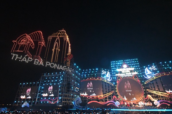 Hình ảnh Tháp Ba Ponagar Nha Trang trong chương trình trình diễn Drone Light tại Festival Biển Nha Trang 2023 (minh họa)