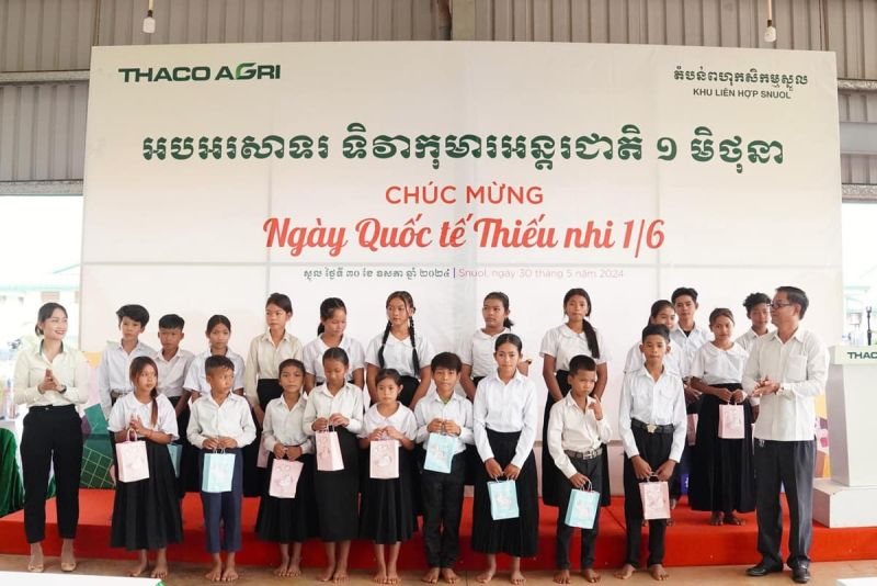 Lãnh đạo KLH Snuol trao tặng những suất quà cho các em học sinh đạt thành tích tốt.