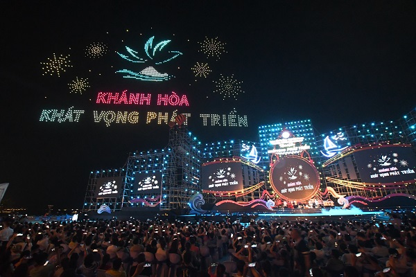 Hình ảnh điểm nhấn trong chương trình trình diễn Drone Light tại Festival Biển Nha Trang 2023 (minh họa)