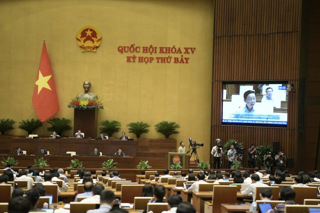 Phó Thủ tướng Trần Hồng Hà làm rõ một số vấn đề lĩnh vực tài nguyên và môi trường tại phiên chất vấn của Quốc hội - Ảnh VGP/Nhật Bắc
