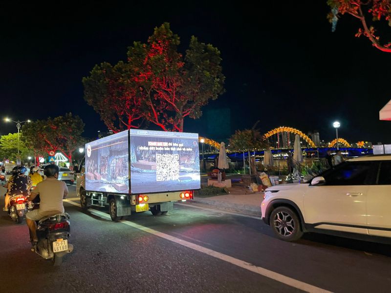 Xe Led chạy trên đường phố tại Đà Nẵng Xe Led chạy trên đường phố tại Đà Nẵng