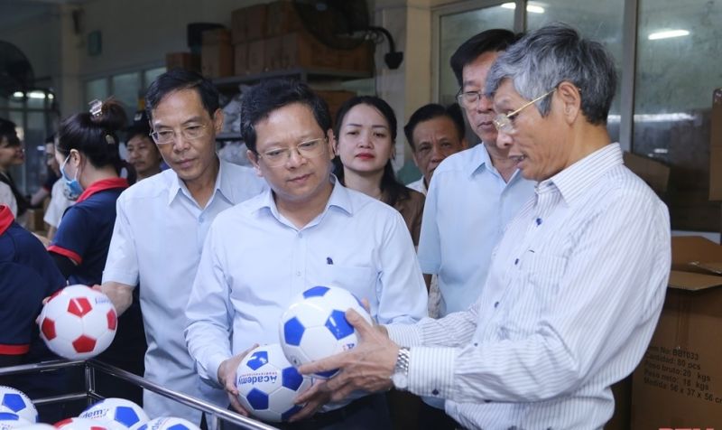 Ông Nguyễn Đức Hiển, Phó trưởng Ban Kinh tế Trung ương cùng đoàn công tác khảo sát tại Công ty CP dụng cụ thể thao Delta.