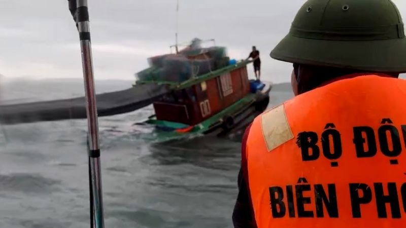 Đồn Biên phòng Cô Tô cứu 3 ngư dân gặp nạn trên biển