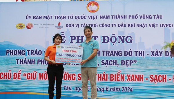 Bà Mai Ngọc Oanh, Chủ tịch UBMTTQ Việt Nam TP. Vũng Tàu nhận tài trợ từ ông TAKEO AOYAMA Tổng giám đốc (JVPC)