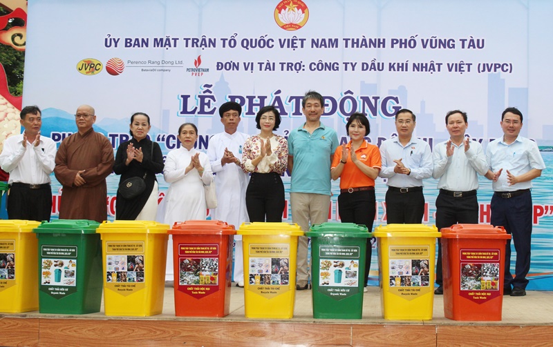 Ban tổ chức trao tặng thùng rác cho các đơn vị