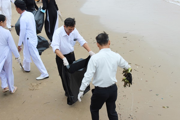 Ngoài thực vật khô mục trôi dạt vào bãi biển, thì túi nilon, rác thải nhựa, vỏ hộp xốp vẫn là vấn nạn do một bộ phận người dân thiếu ý thức xả ra môi trường.