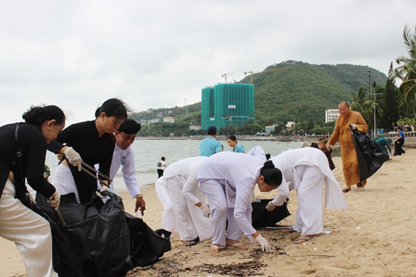 Các Ni sư (Ban Trị sự Phật giáo thành phố cùng các thành viên Ban Đoàn kết Công giáo TP Vũng Tàu tham gia nhặt rác lan tỏa ý thức không xả rác ra môi trường biển