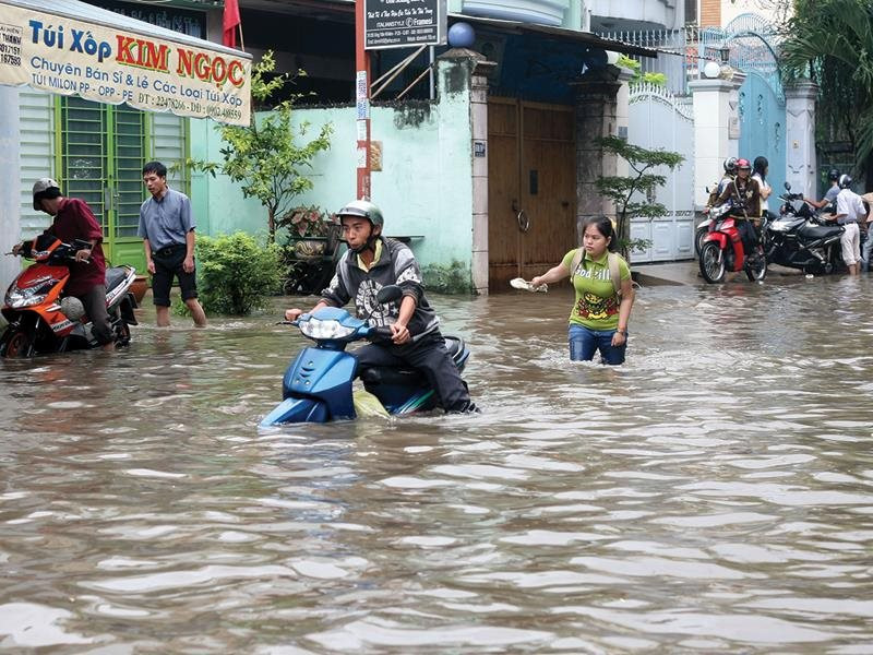 Mưa lớn khiến nhiêu tuyến đường tại TP. Hồ Chí Minh liên tục bị ngập nặng