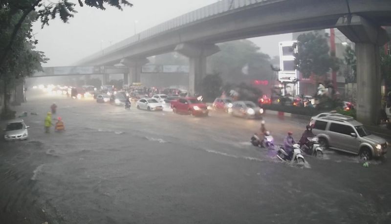 Sáng nay, Hà Nội mưa to như trút nước và có nguy cơ ngập úng tại các khu đô thị