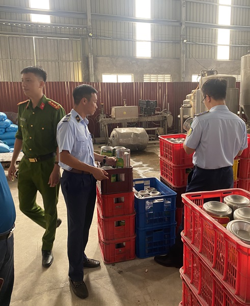Lực lượng chức năng kiểm tra đột xuất Công ty cổ phần bia Sài Gòn Hưng Yên