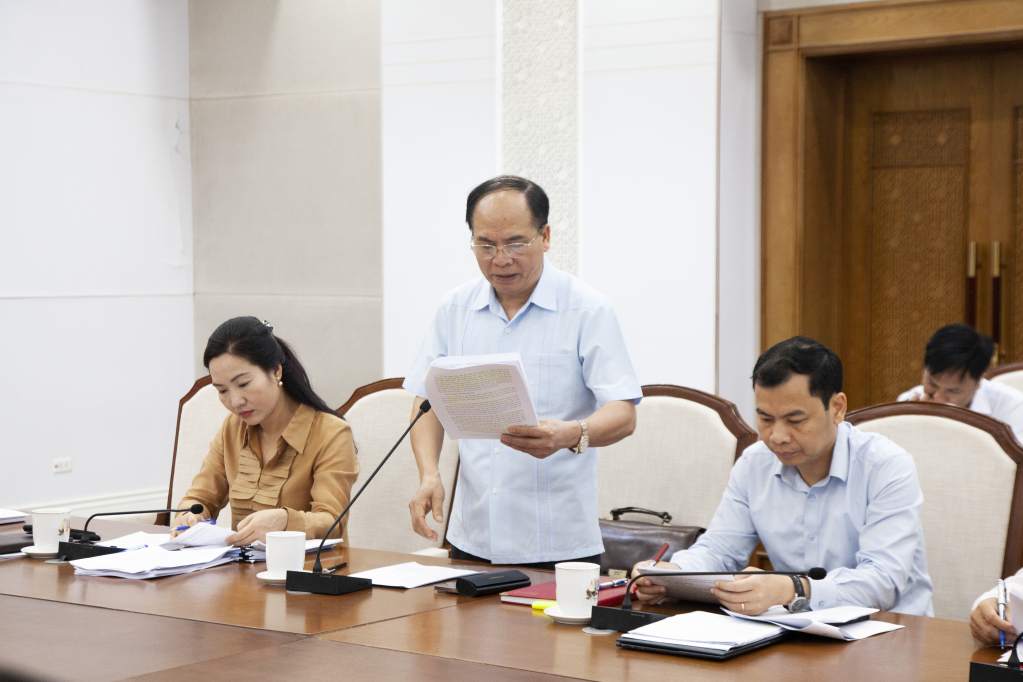 Lãnh đạo Sở Tài chính báo cáo kết quả thu, chi ngân sách trên địa bàn tỉnh Quảng Ninh.