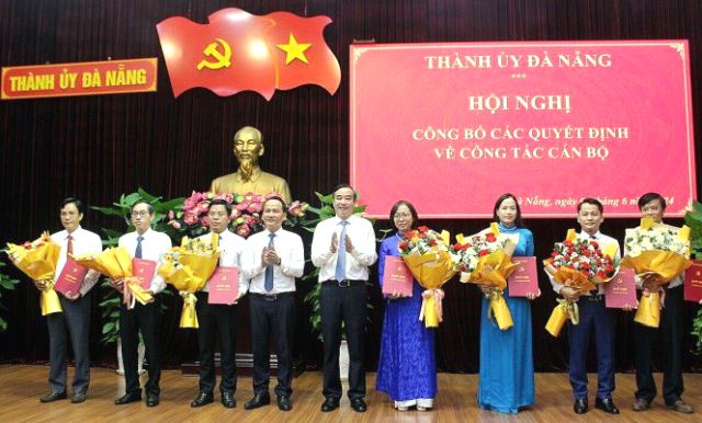 Lãnh đạo TP Đà Nẵng trao các quyết định và tặng hoa chúc mừng các cán bộ chủ chốt mới được bổ nhiệm