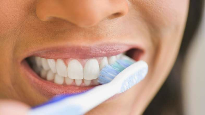 Chải răng mỗi ngày giúp hỗ trợ loại bỏ các mảng bám trên răng