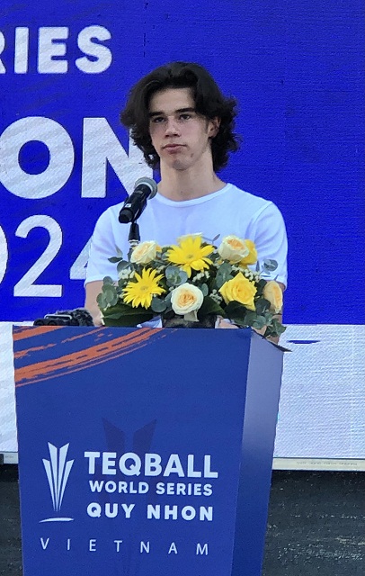 Trọng tài và VĐV tuyên thệ. Ảnh: V.H Trọng tài và VĐV tuyên thệ. Ảnh: V.H