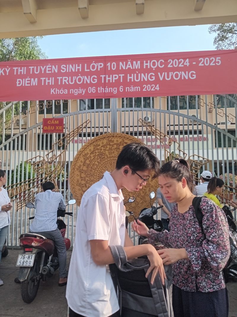 Phụ huynh và thí sinh có mặt tại điểm thi Trường THPT Hùng Vương