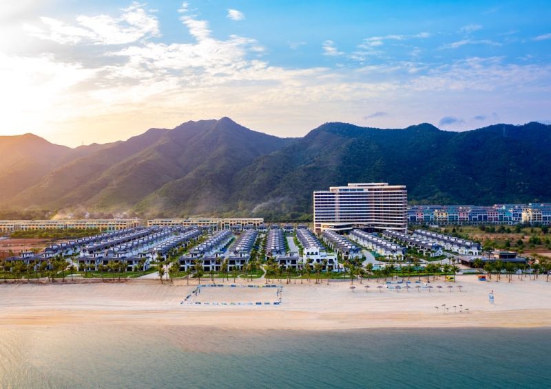Khu nghỉ dưỡng Wyndham Garden Sonasea Vân Đồn với địa thế lưng tựa núi, mặt hướng vịnh