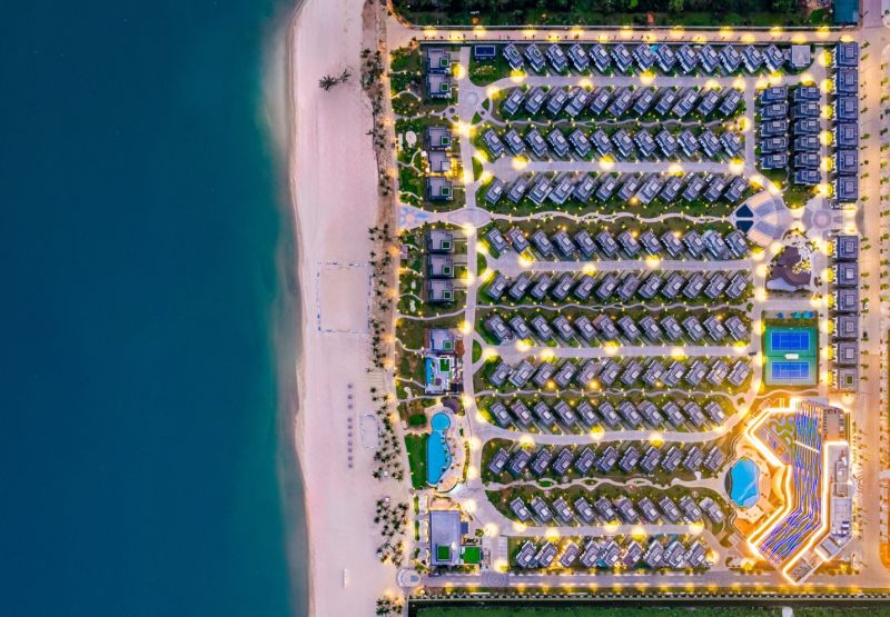 Bãi biển sạch đẹp với nhiều tiện ích thể thao, giải trí tại Wyndham Garden Sonasea Vân Đồn