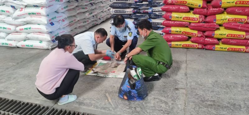 Đoàn kiểm tra lấy mẫu phân bón để kiểm định chất lượng