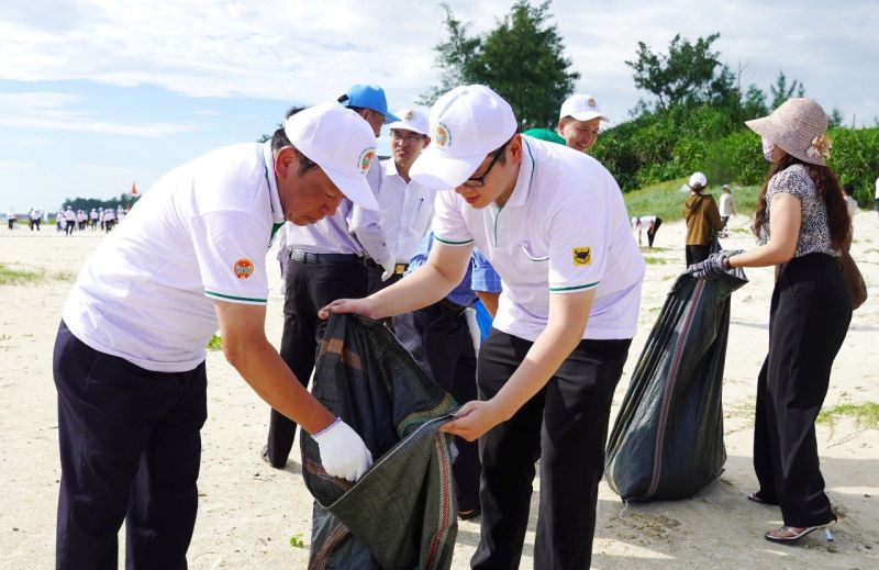 Đại biểu và nông dân ra quân vệ sinh môi trường ngay sau lễ mít tinh phát động hưởng ứng Ngày Môi trường thế giới tại bãi biển Vĩnh Thái, huyện Vĩnh Linh, tỉnh Quảng Trị - Ảnh: VGP/Ngọc Vân