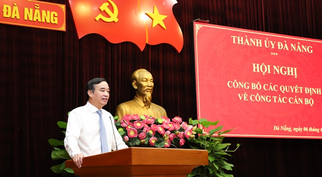 Chủ tịch UBND thành phố Lê Trung Chinh phát biểu giao nhiệm vụ cho các cán bộ được điều động, bổ nhiệm.