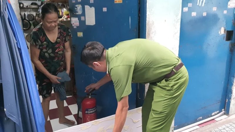 TP.HCM sẽ xử nghiêm trách nhiệm người đứng đầu để xảy ra vụ cháy nghiêm trọng. Trong ảnh: Công an kiểm tra PCCC tại nhà dân. Ảnh: NT