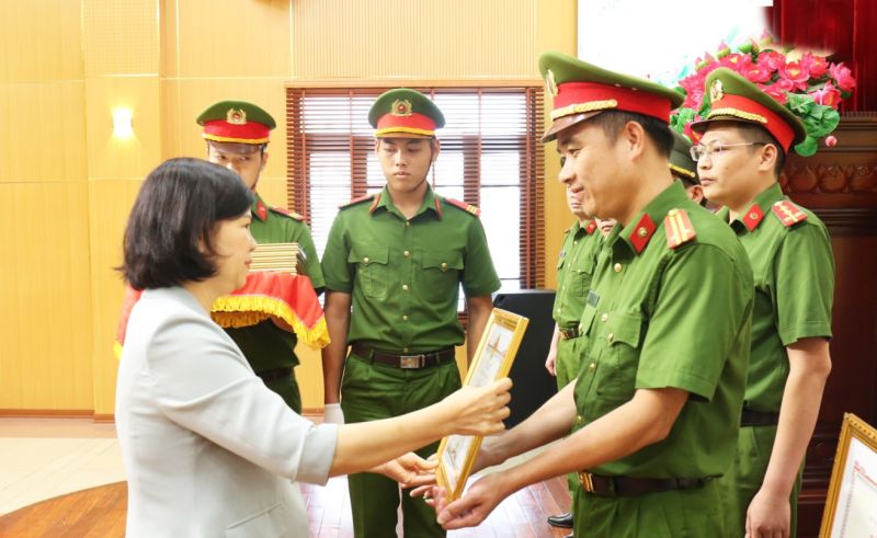 Chủ tịch UBND tỉnh Nguyễn Hương Giang trao Bằng khen cho tập thể, cá nhân điển hình.