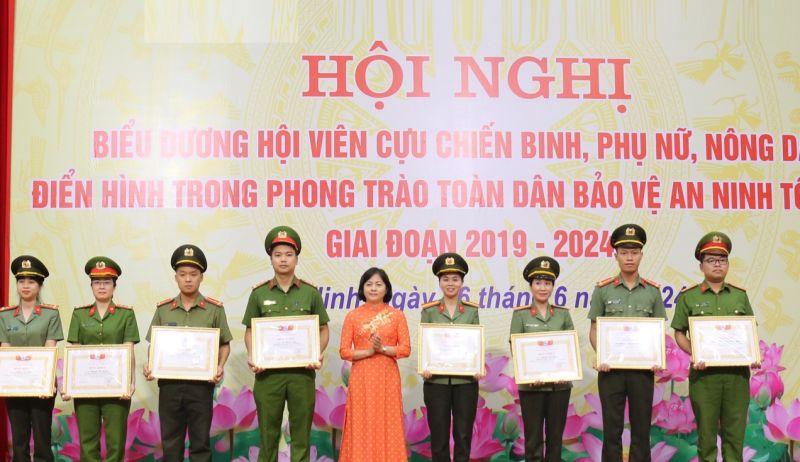 Chủ tịch Hội LHPN tỉnh Nguyễn Phương Mai trao Bằng khen cho các tập thể, cá nhân điển hình.