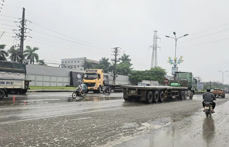 Quốc lộ 2 qua Nhà máy Thép Việt Đức (huyện Bình Xuyên) xuống cấp ảnh hưởng đến an toàn giao thông.