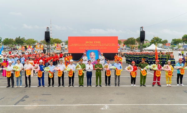 Lãnh đạo tỉnh BR-VT tặng cờ lưu niệm cho các đội dự thi