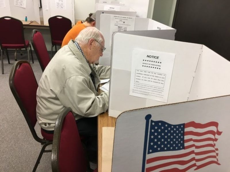 Cử tri Mỹ bỏ phiếu bầu Tổng thống Mỹ 2016 tại điểm bầu cử sớm ở Eau Claire, Wisconsin ngày 1/11/2016. (Nguồn: AFP)