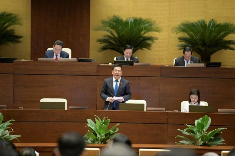 Bộ trưởng Bộ Công Thương Nguyễn Hồng Diên trả lời chất vấn tại Kỳ họp thứ 7, Quốc hội khóa XV, ngày 5/6. (Nguồn: Bộ Công Thương)