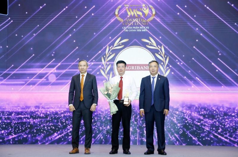 Ông Lương Quốc Toàn, Phó Trưởng ban Khách hàng cá nhân - Đại diện Agribank nhận vinh danh Giải pháp tài chính cá nhân sáng tạo