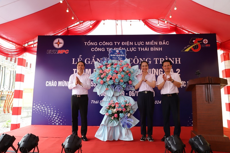 Chủ tịch HĐTV Đỗ Nguyệt Ánh và Tổng Giám đốc Nguyễn Đức Thiện chúc mừng Ban Quản lý dự án Xây dựng điện miền Bắc