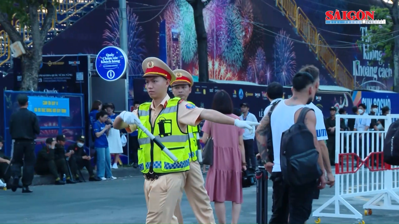 Lực lượng c&ocirc;ng an giao th&ocirc;ng c&oacute; nhiệm vụ ph&acirc;n luồng từ xa để đảm bảo phương tiện, con người di chuyển v&agrave;o kh&aacute;n đ&agrave;i được an to&agrave;n