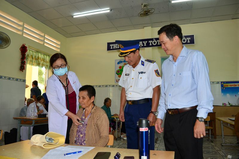 BTL Vùng Cảnh sát biển 4 phối hợp tư vấn sức khỏe, khám bệnh và cấp phát thuốc miễn phí cho Nhân dân trên địa bàn..