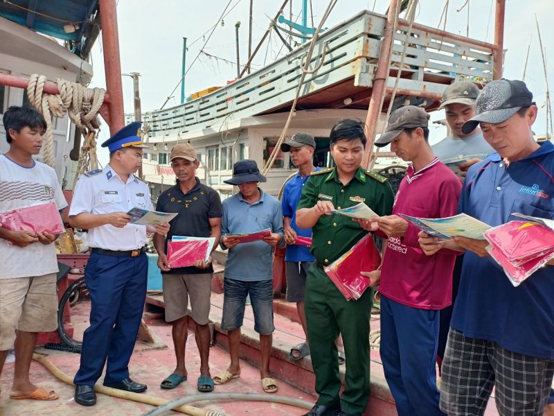 BTL Vùng Cảnh sát biển 4 phối hợp tuyên truyền, phổ biến pháp luật cho ngư dân tại cảng cá Trần Đề, huyện Trần Đề