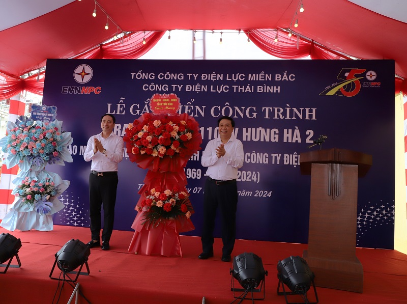 Ông Nguyễn Quang Hưng - Phó Chủ tịch UBND tỉnh tặng hoa Ban Quản lý dự án Xây dựng điện miền Bắc