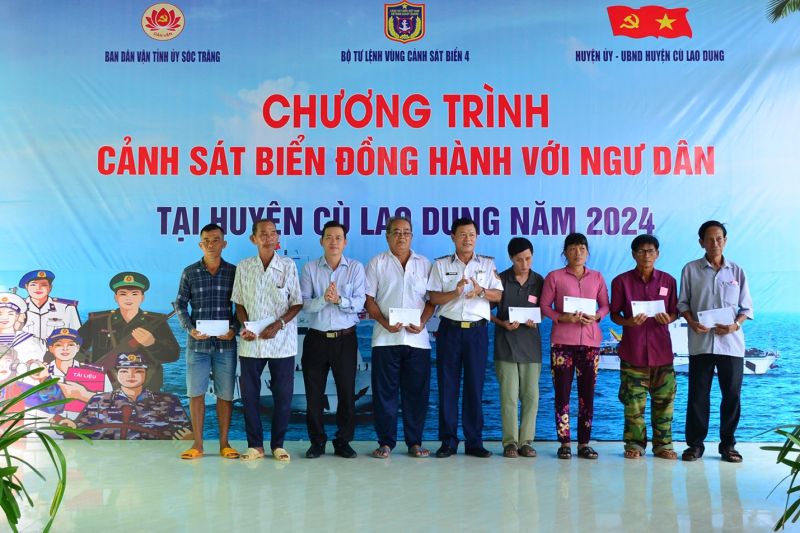 Đại tá Nguyễn Thái Dương - Phó Chính ủy BTL Vùng CSB4 tặng quà cho các gia đình chính sách, hộ nghèo, ngư dân có hoàn cảnh khó khăn trên địa bàn.