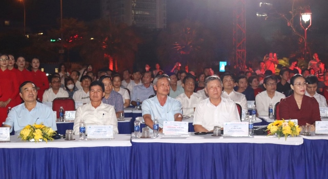 Chủ tịch UBND thành phố Lê Trung Chinh (hàng đầu, bìa trái) cùng các đại biểu tham dự lễ khai trương Phố đi bộ Bạch Đằng
