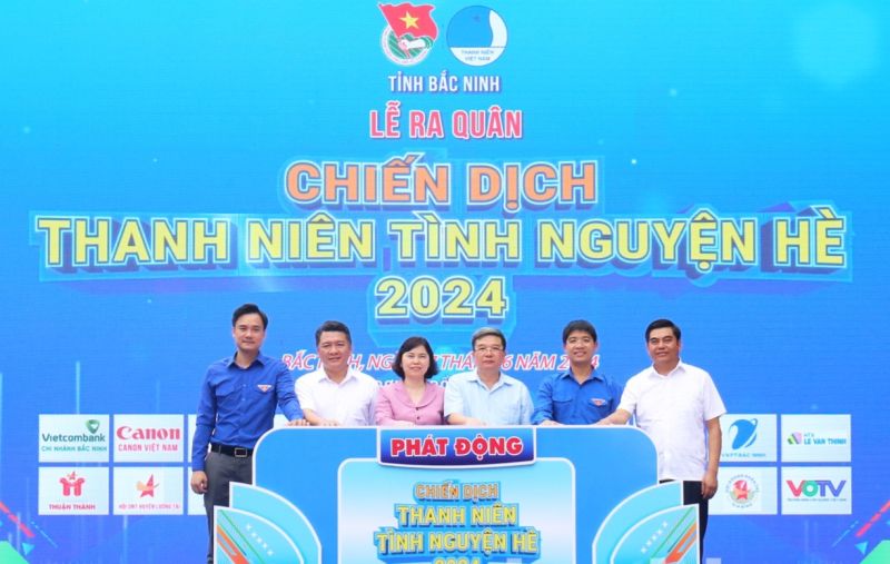 Các đồng chí lãnh đạo thực hiên nghi thức phát động Chiến dịch Thanh niên tình nguyện hè năm 2024.