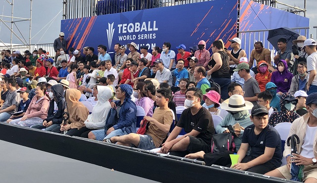 Kh&aacute; đ&ocirc;ng kh&aacute;n giả, người h&acirc;m mộ v&agrave; du kh&aacute;ch đ&atilde; đến theo d&otilde;i c&aacute;c trận tranh chung kết Giải Teqball Thế giới 2024.Ảnh: Viết Hiền.