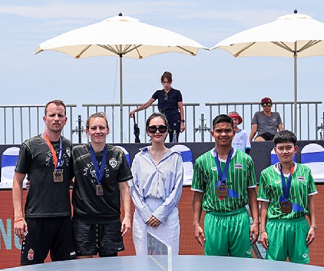 Ban tổ chức trao tặng HCĐ cho c&aacute;c VĐV.