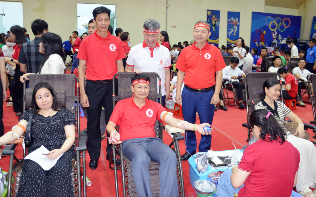 Lãnh đạo TX Quảng Yên tham gia hiến máu tình nguyện.