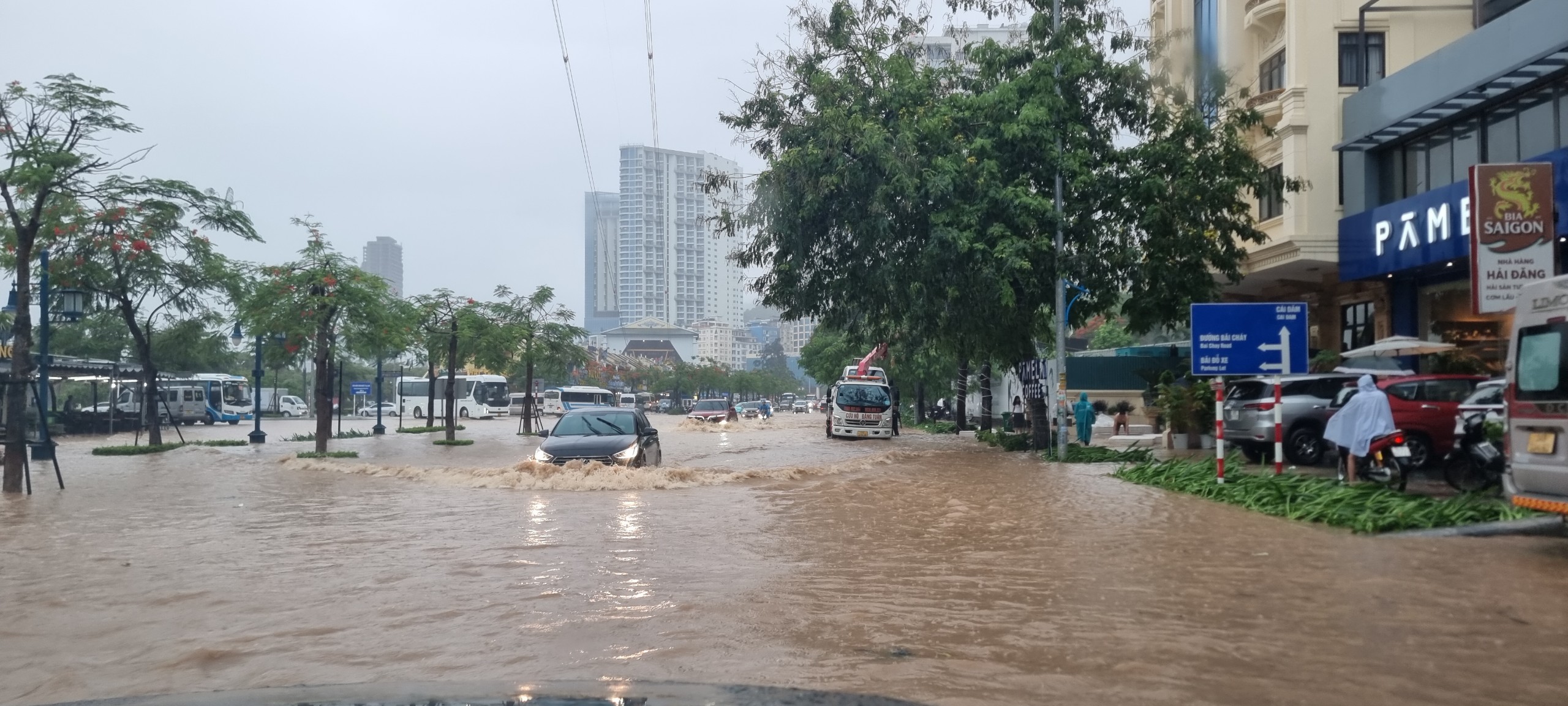 Ngập lụt tại đường Hạ Long, phường Bãi Cháy thành phố Hạ Long khiến các phương tiện di chuyển khó khăn.