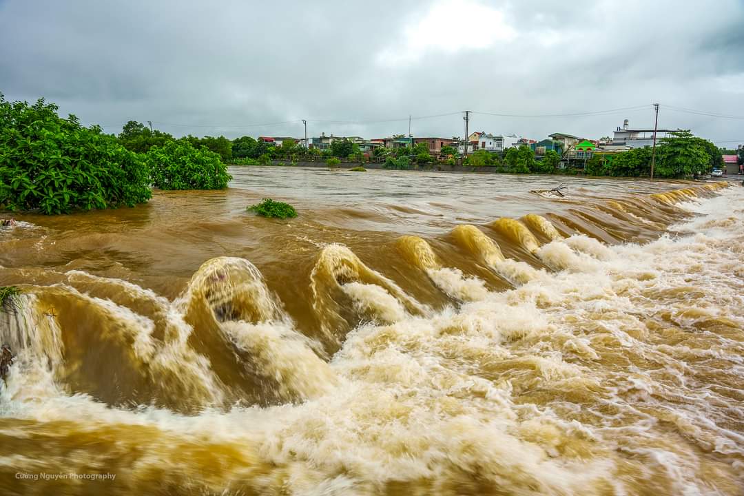 Mưa lớn gây lũ ở các sông thuộc các huyện miền núi: Tiên Yên, Hải Hà của tỉnh Quảng Ninh.