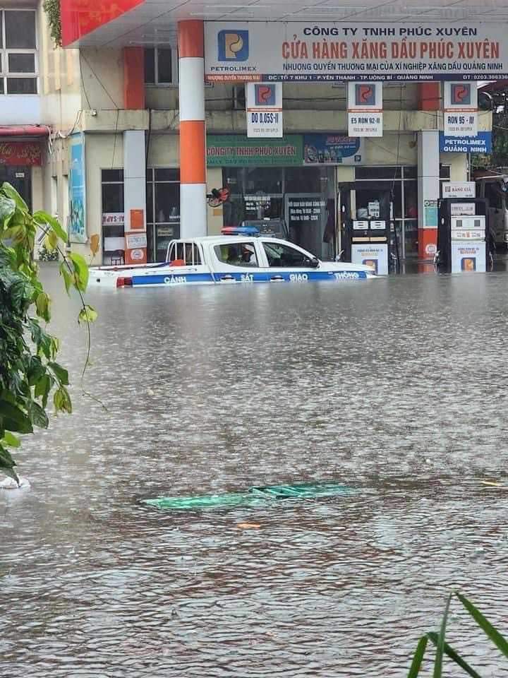 Mưa lớn kéo dài gây ngập úng đoạn đường nội thị thành phố Uông Bí